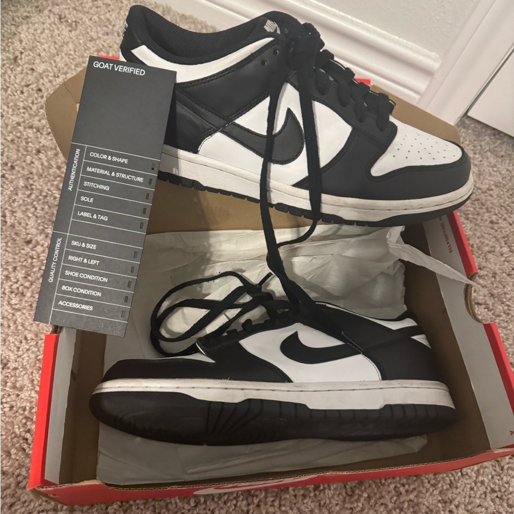 Nike Men's Black and White Low-Top Dunk Sneakers